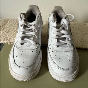 NIKE AIR FORCE 1 LE TRIPLE WHITE YOUTH Size 5.5Y